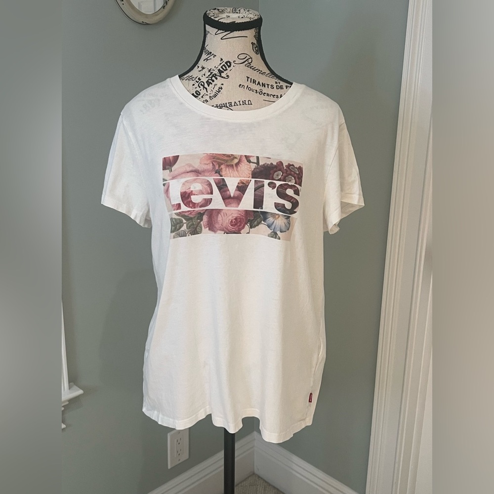 Levi's Tee | White - Flower Print | Size Large | Like New